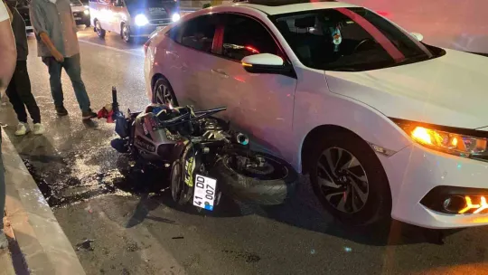 Motosiklet, kırmızı ışıkta bekleyen otomobile arkadan çarptı: 2 yaralı