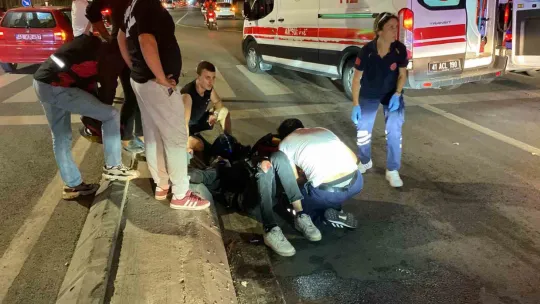 Motosiklet, kırmızı ışıkta bekleyen otomobile arkadan çarptı: 2 yaralı