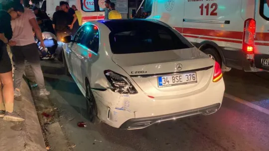 Motosiklet, kırmızı ışıkta bekleyen otomobile arkadan çarptı: 2 yaralı