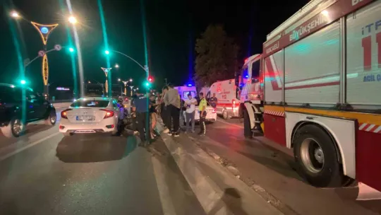 Motosiklet, kırmızı ışıkta bekleyen otomobile arkadan çarptı: 2 yaralı