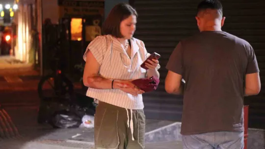 Motosiklet kırmızı ışıkta yola atlayan yayaya çarptı: 3 yaralı