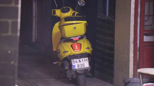 Motosiklet kırmızı ışıkta yola atlayan yayaya çarptı: 3 yaralı