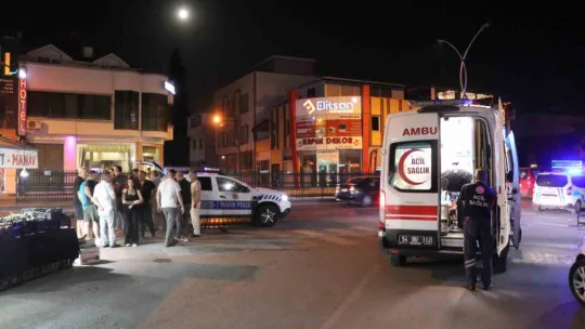 Motosiklet kırmızı ışıkta yola atlayan yayaya çarptı: 3 yaralı
