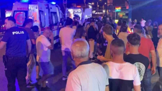 Motosiklet kırmızı ışıkta yola atlayan yayaya çarptı: 3 yaralı
