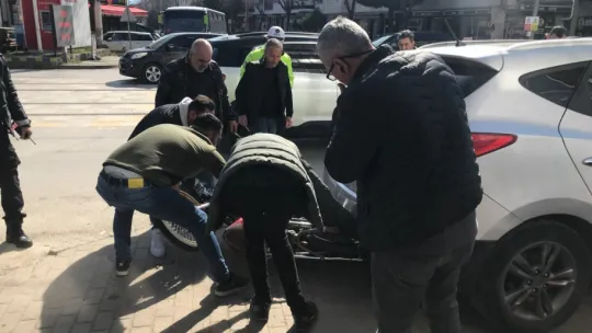 Motosiklet otomobil ile çarpıştı: O anlar kamerada