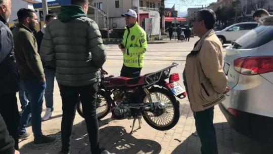 Motosiklet otomobil ile çarpıştı: O anlar kamerada