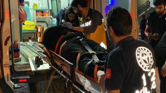 Başiskele'de motosiklet otomobile çarptı