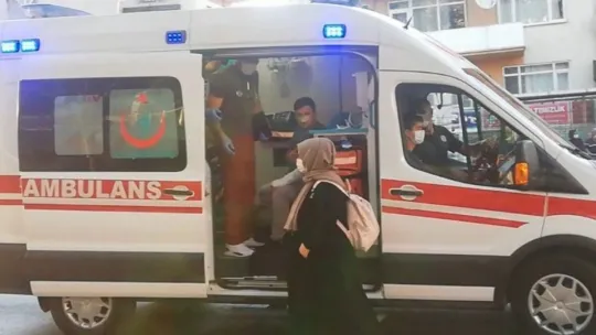 Motosiklet otomobile çarptı: 2 yaralı