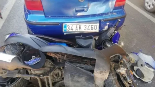 Motosiklet otomobile çarptı: 2 yaralı