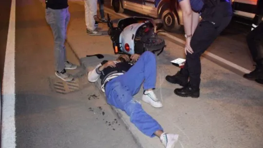 Motosiklet savruldu, sürücü ve arkadaşı yaralandı