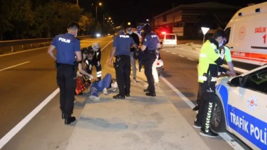 Motosiklet savruldu, sürücü ve arkadaşı yaralandı