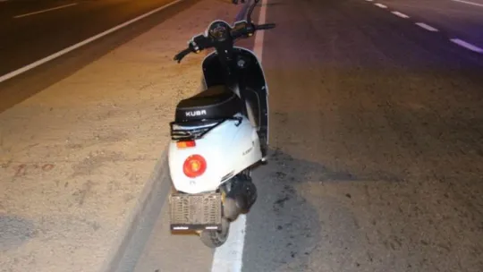 Motosiklet savruldu, sürücü ve arkadaşı yaralandı