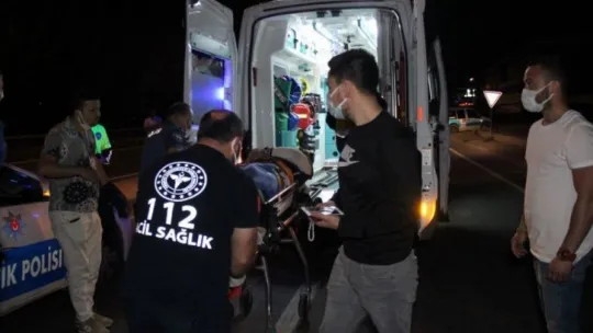 Motosiklet savruldu, sürücü ve arkadaşı yaralandı