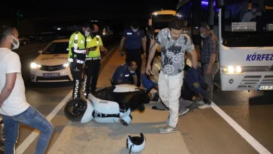 Motosiklet savruldu, sürücü ve arkadaşı yaralandı