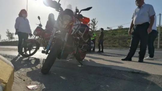 Motosiklet, sürücü sınavı yapan otomobile çarptı!