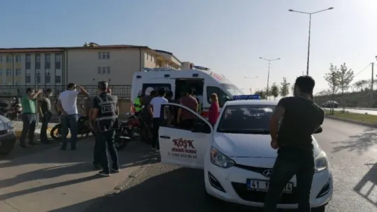 Motosiklet, sürücü sınavı yapan otomobile çarptı!