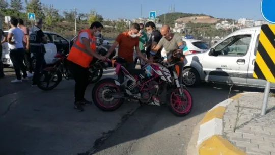 Motosiklet, sürücü sınavı yapan otomobile çarptı!
