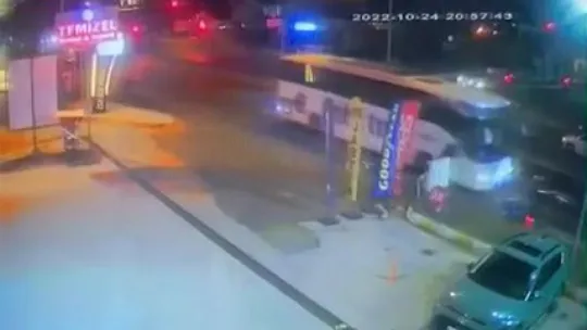 Sürücünün öldüğü feci kaza kamerada