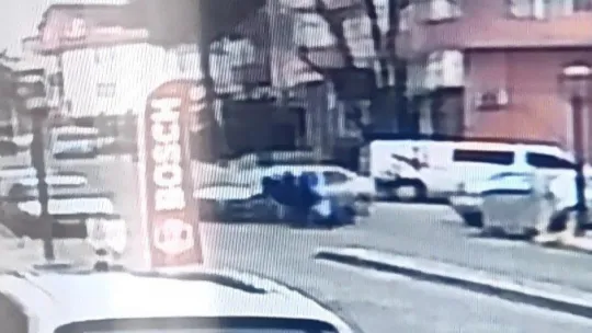 Motosiklet sürücüsünün yaralandığı kaza kameraya yansıdı