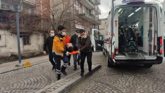 Motosiklet sürücüsünün yaralandığı kaza kameraya yansıdı