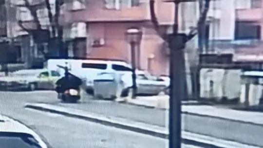 Motosiklet sürücüsünün yaralandığı kaza kameraya yansıdı