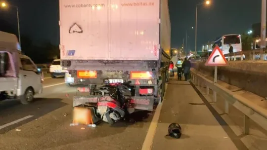 Motosiklet tıra ok gibi saplandı: Motokurye hayatını kaybetti
