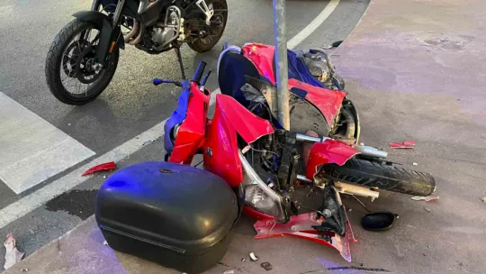 Motosiklet trafik levhasına çarptı: 1'i ağır 2 yaralı