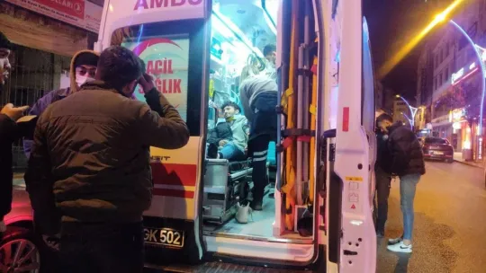 Motosiklet yayaya çarptı: 2 yaralı