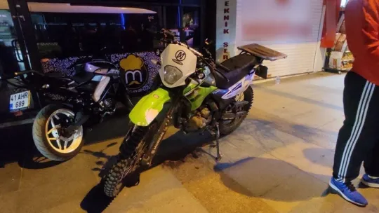 Motosiklet yayaya çarptı: 2 yaralı