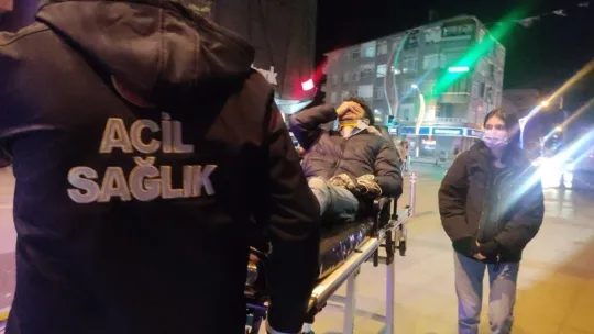 Motosiklet yayaya çarptı: 2 yaralı