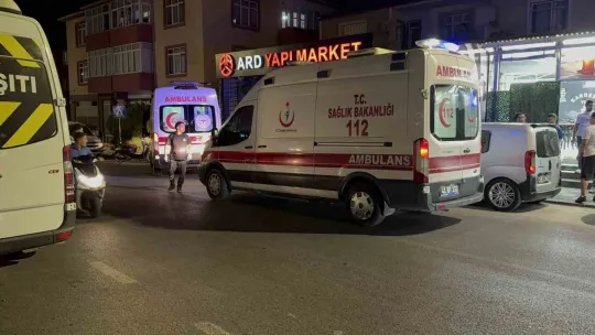 Motosiklet yayaya çarptı: 3 yaralı