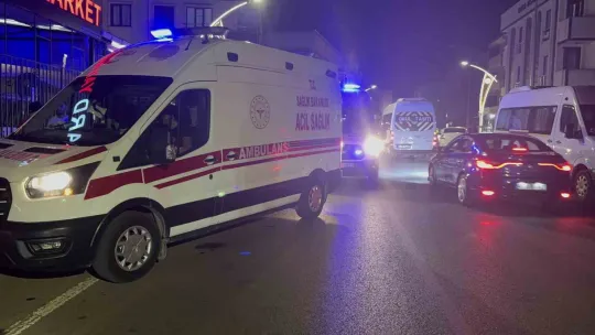 Motosiklet yayaya çarptı: 3 yaralı