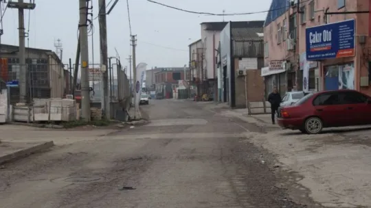 Motosikletle bisiklet çarpıştı: 1'i ağır 2 yaralı