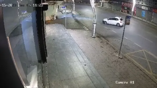 Motosikletle çarpışan otomobilin kaçtığı kaza kamerada