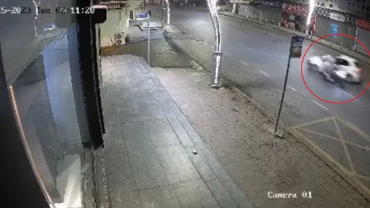 Motosikletle çarpışan otomobilin kaçtığı kaza kamerada