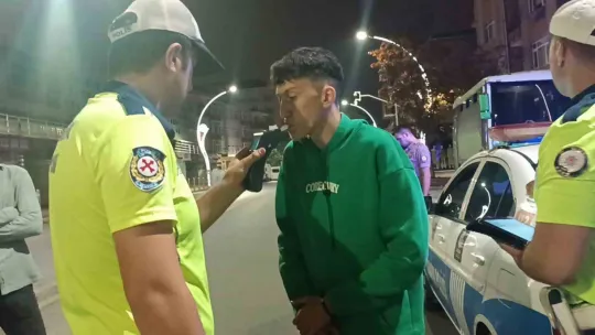 Motosikletle çarpışan otomobilin kaçtığı kaza kamerada