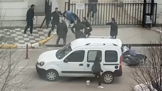 4 kişi önünü kesip tekme ve yumruklarla saldırdı