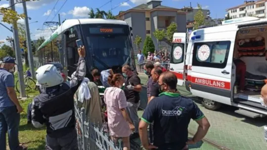 Motosikletliyle tramvayın altında kaldı!
