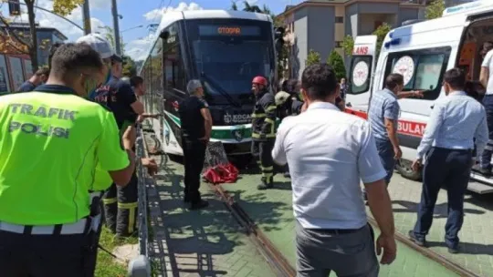 Motosikletliyle tramvayın altında kaldı!