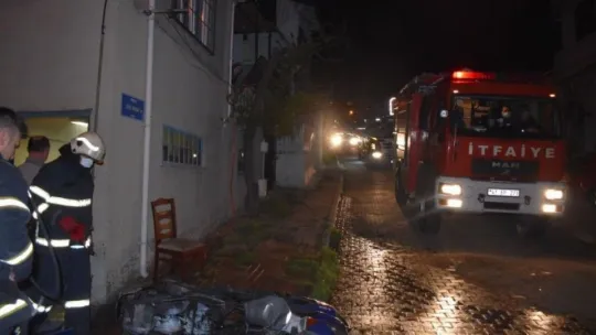 Motosiklette çıkan yangın dükkanı yakmadan söndürüldü