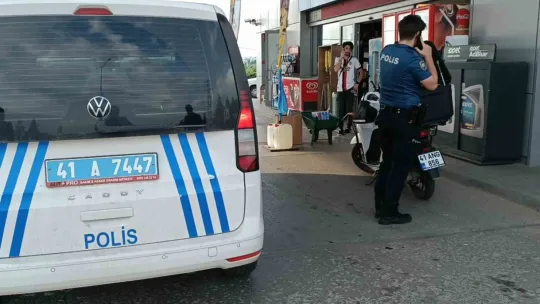 Motosiklette dengesini kaybedip düştü