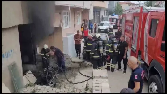 Hurda deposunda motosikletler yandı
