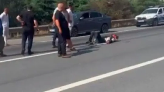 Motosikletten savrulan 2 kişi yaralandı