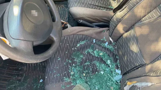 Muhtarın otomobiline saldırdılar