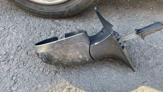 Muhtarın otomobiline saldırdılar