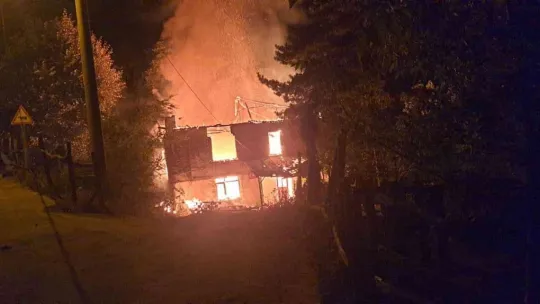 Müstakil ev alev alev yandı
