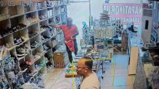 Müşteri gibi geldiği mağazadan ayakkabıyı böyle çaldı