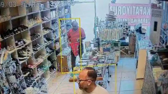 Müşteri gibi geldiği mağazadan ayakkabıyı böyle çaldı