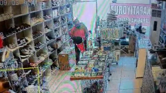 Müşteri gibi geldiği mağazadan ayakkabıyı böyle çaldı