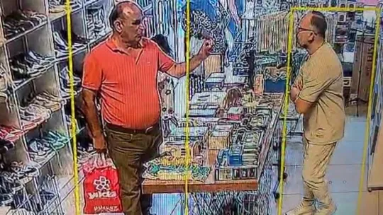 Müşteri gibi geldiği mağazadan ayakkabıyı böyle çaldı